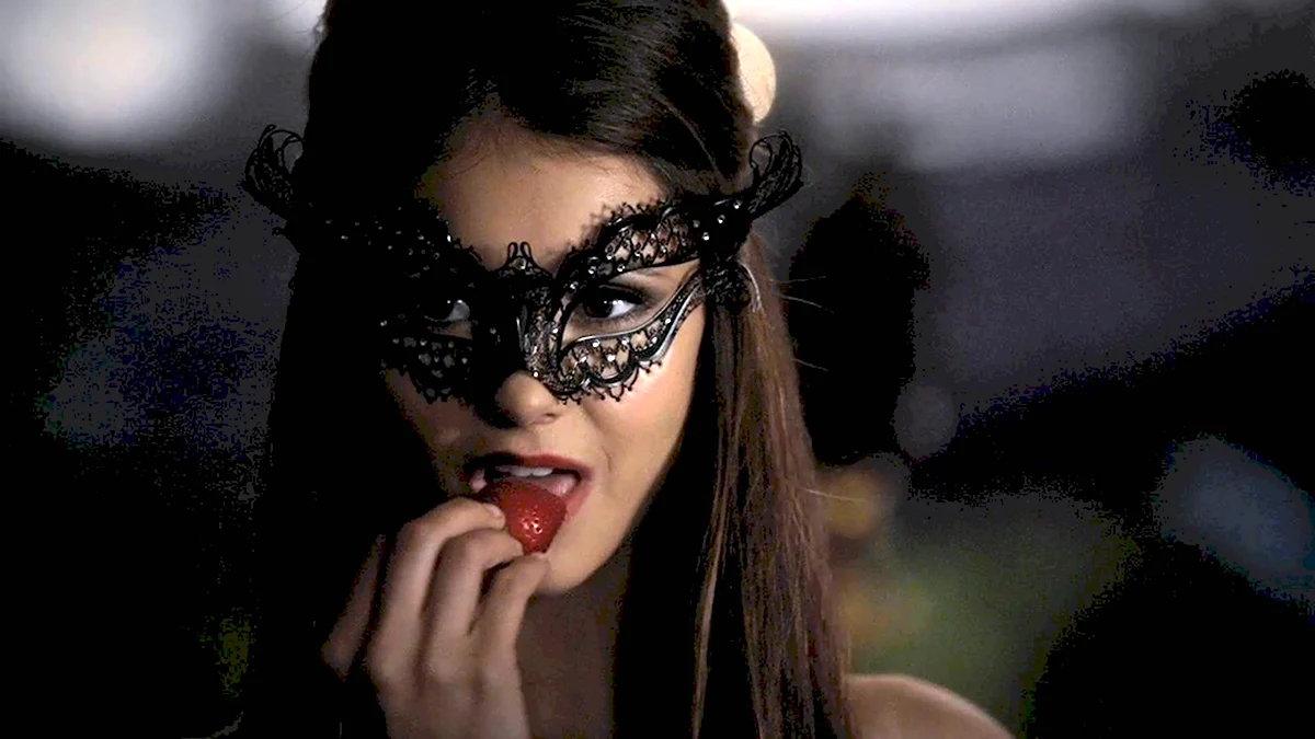 Кэтрин Пирс в маске