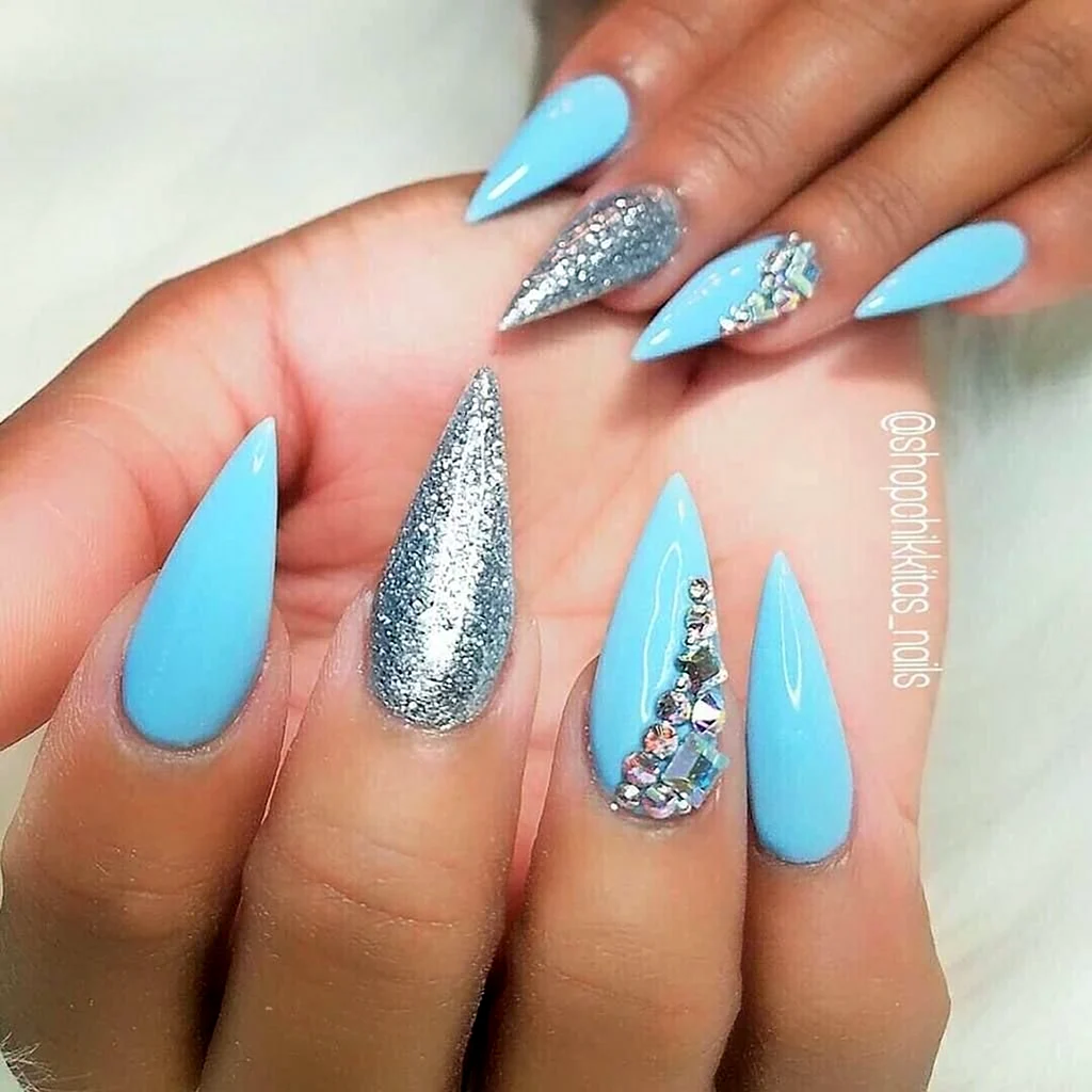 Голубые острые ногти