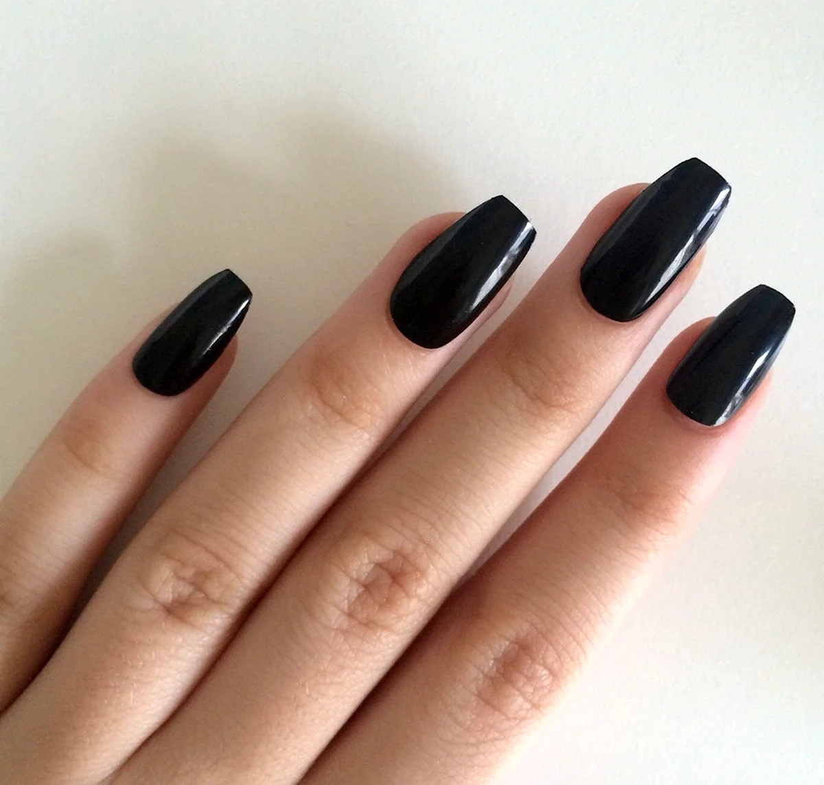 Черный маникюр однотонный