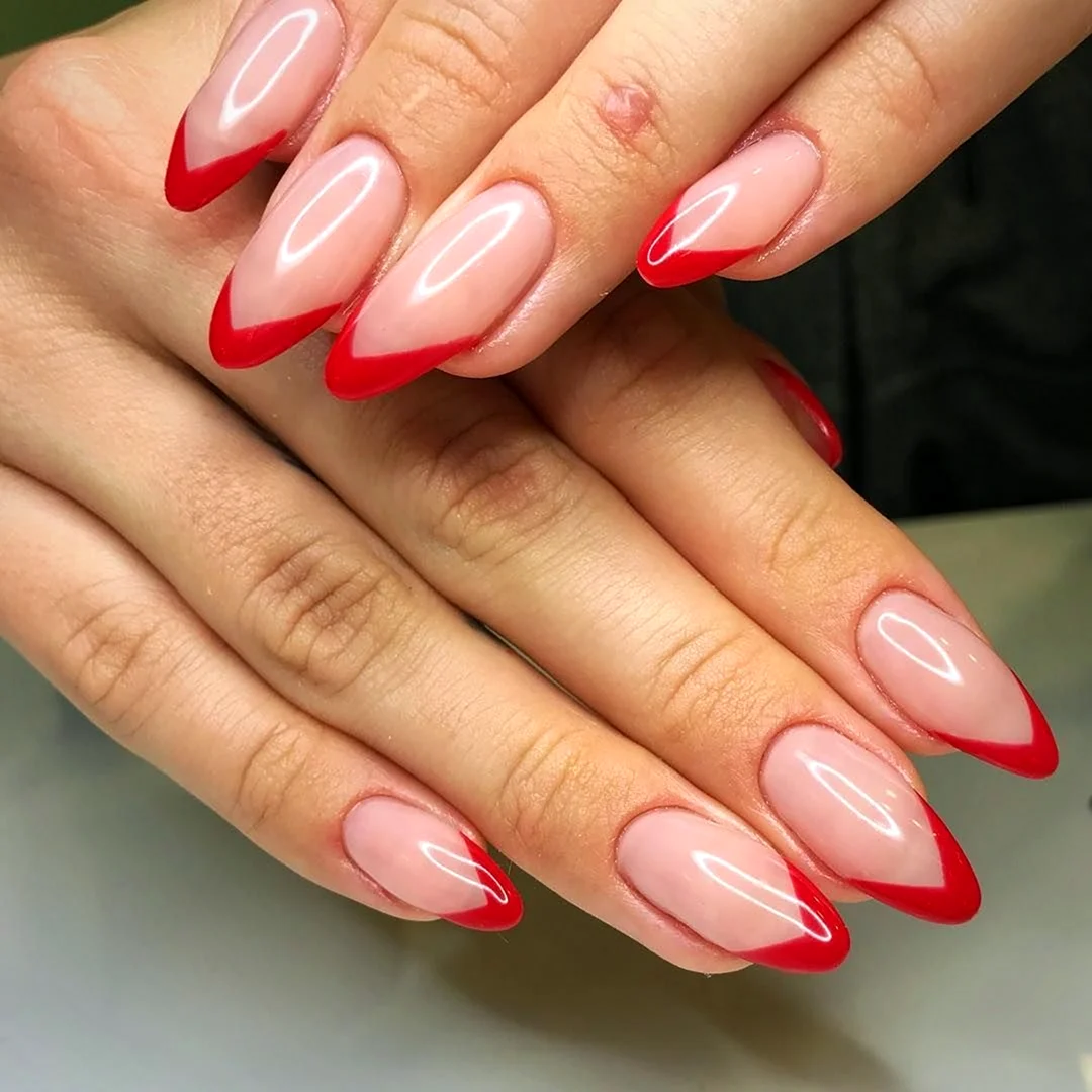 Красный френч на миндалевидных 2021