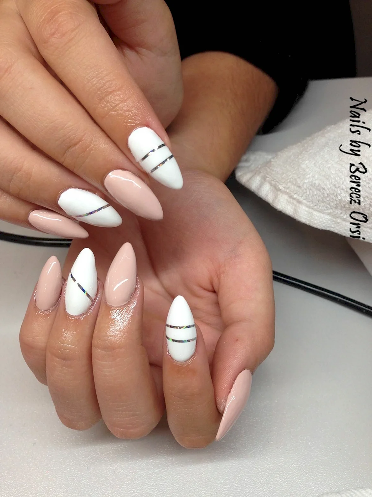 Белый маникюр овал