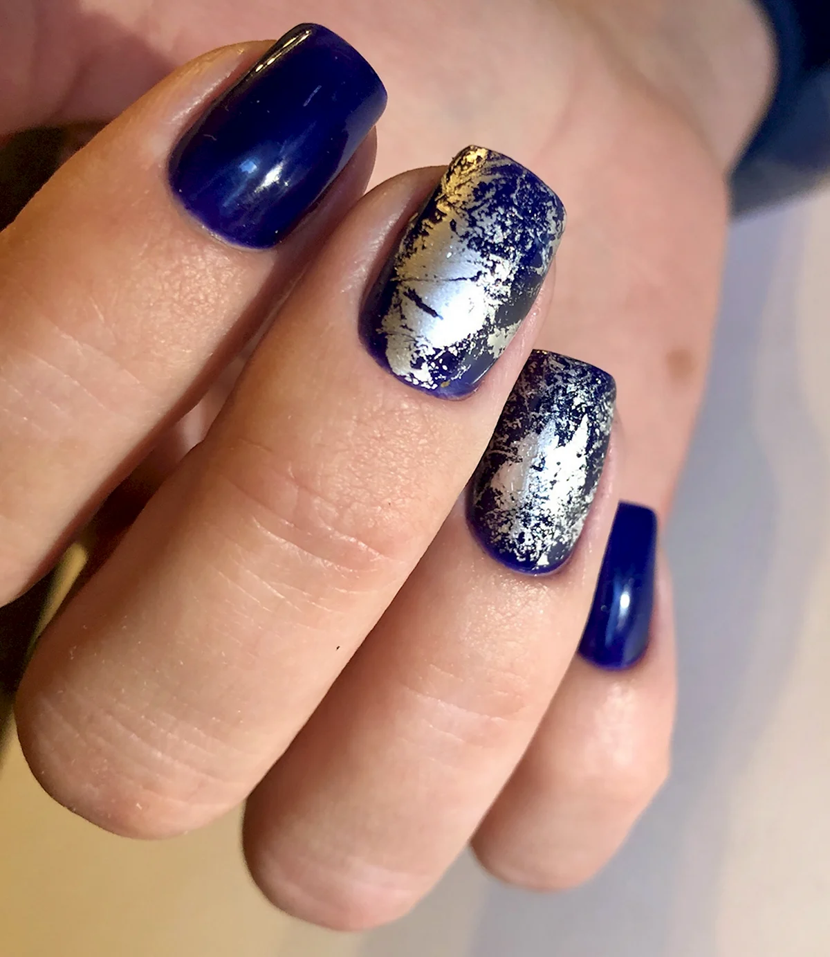 Синие ногти с фольгой