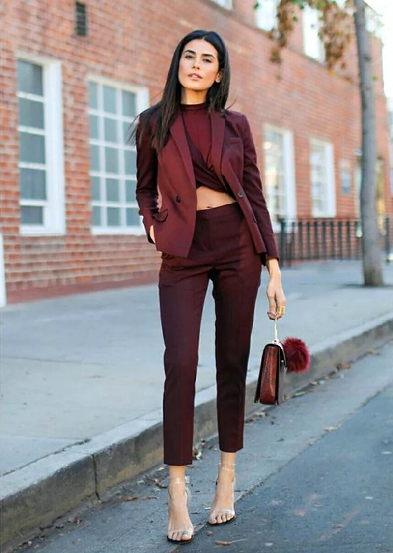 Бордовые брюки женские образы