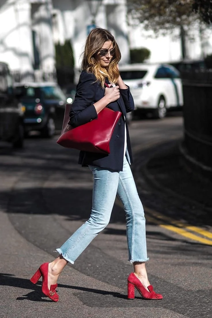 Красные туфли в офисном стиле