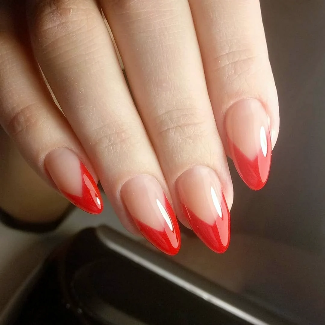 Красный френч на миндалевидных 2022