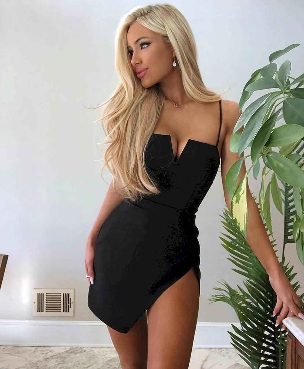 Блондинки в мини платьях