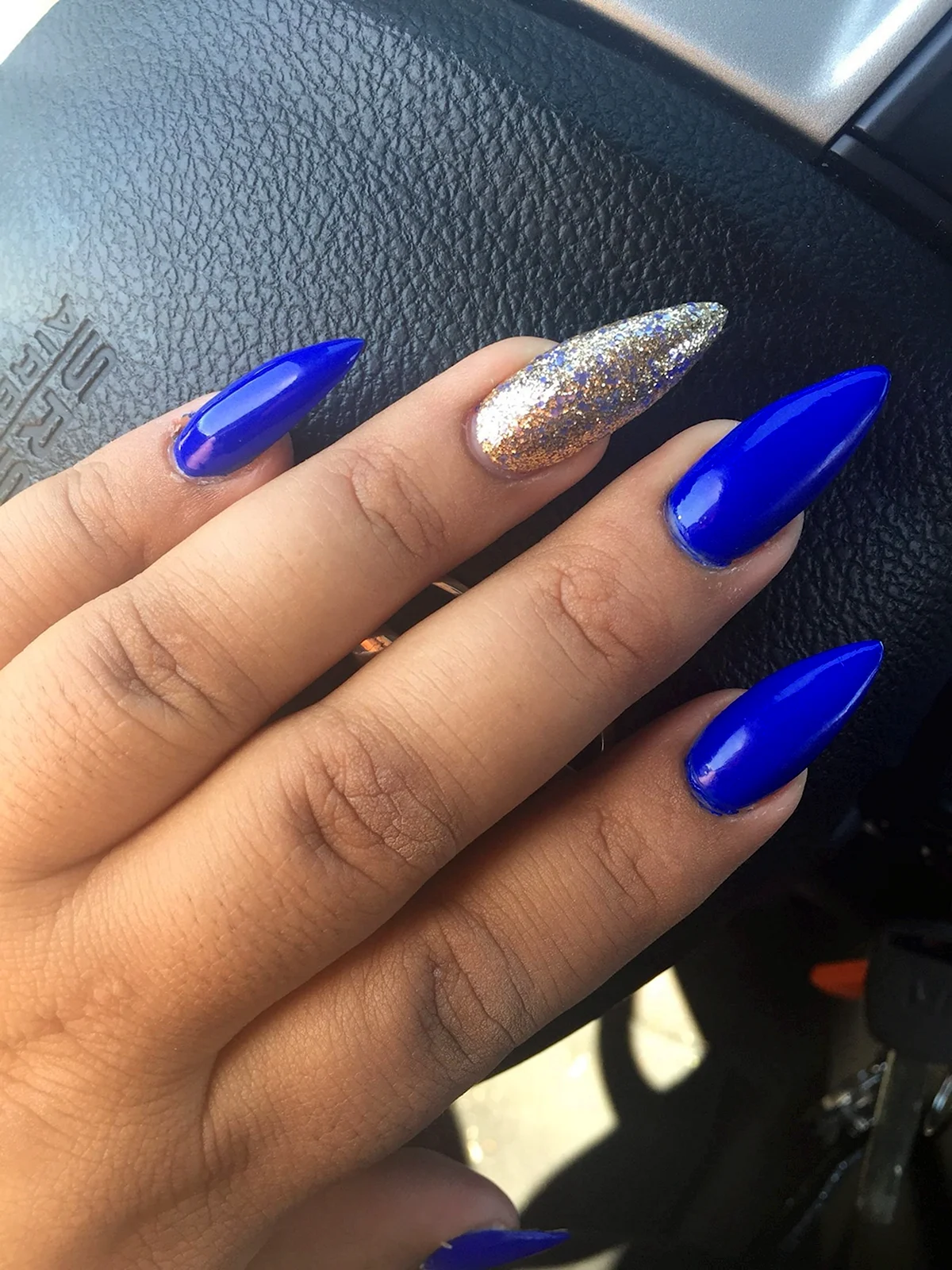 Синие ногти миндаль