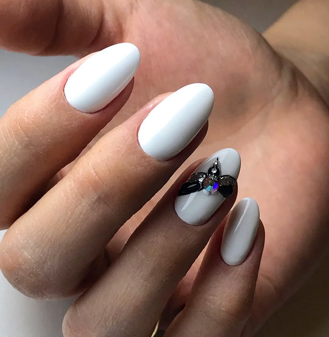 Белый маникюр