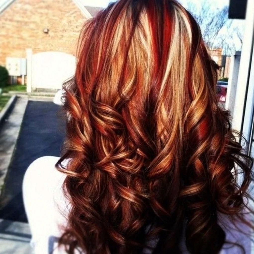 Рыжие пряди на темных волосах