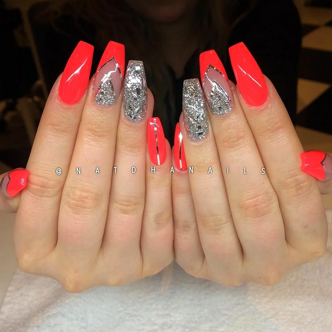 Коралловый маникюр с дизайном на длинные ногти