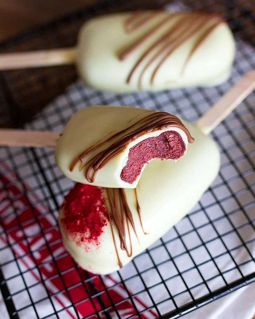 Пирожное эскимо красный бархат