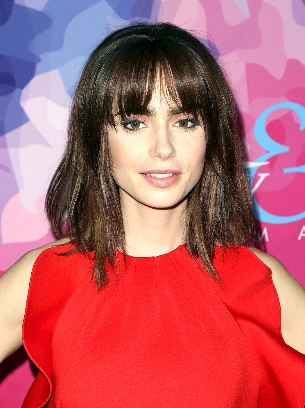 Лили Коллинз с челкой