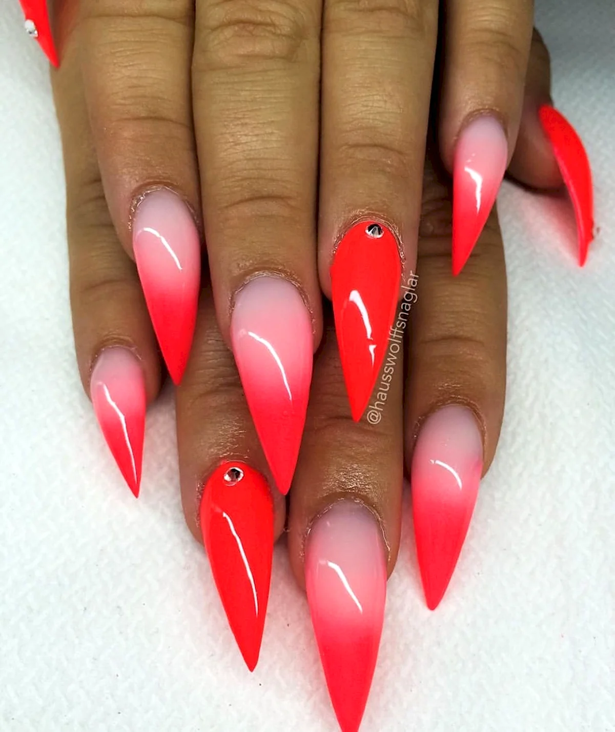 Красный маникюр стилет френч