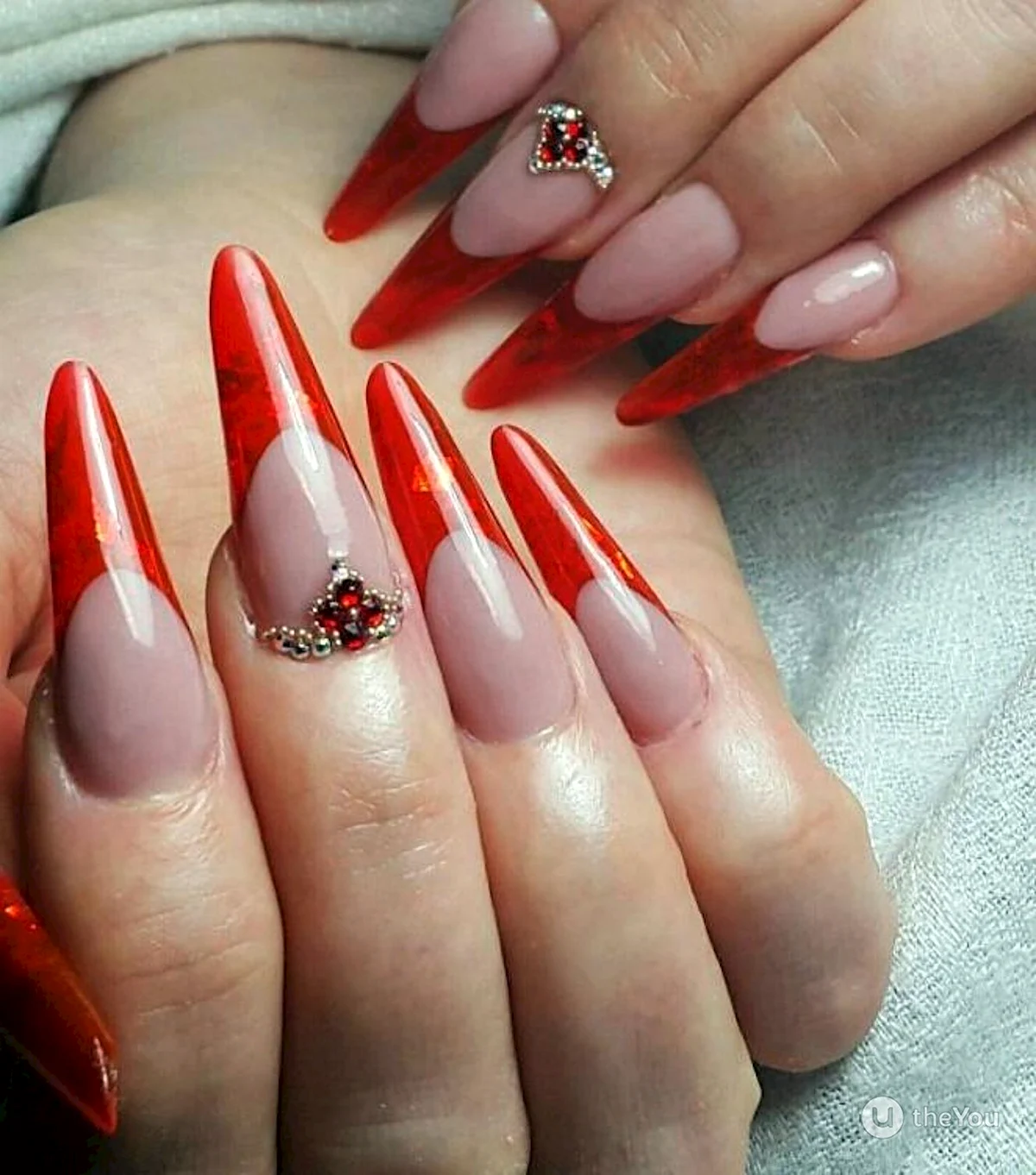 Красный маникюр стилет френч