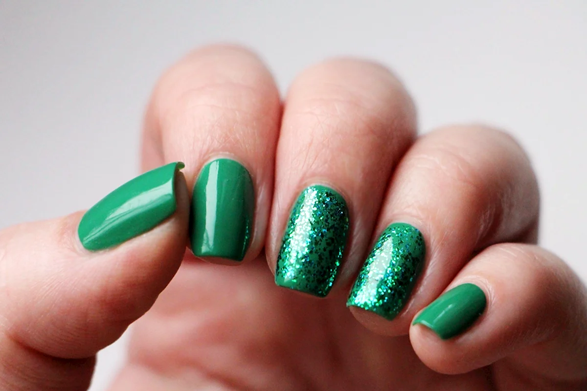 Зелёный маникюр 2022