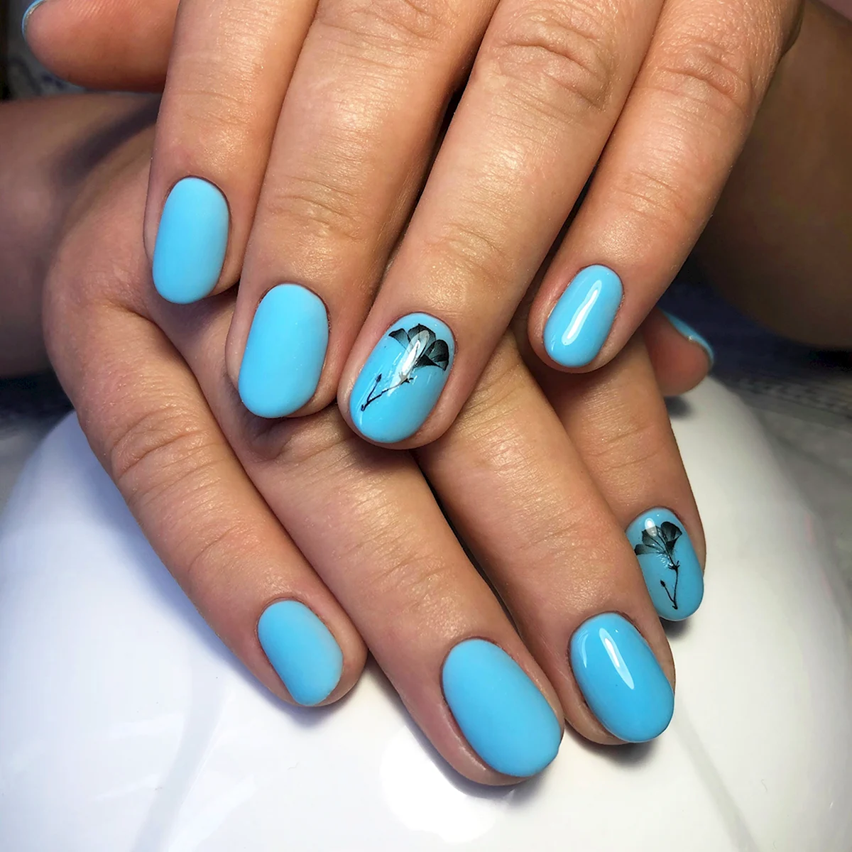 Голубой маникюр