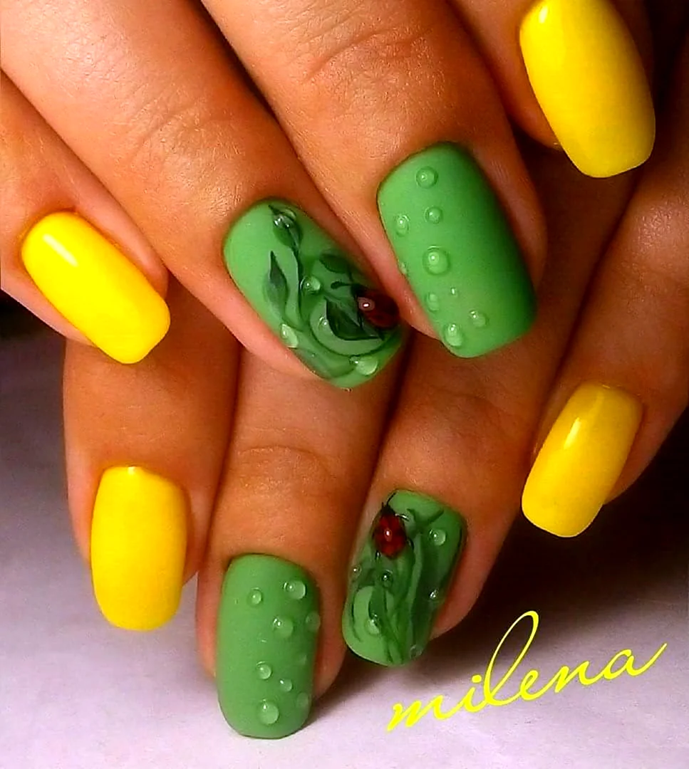 Салатово желтый маникюр