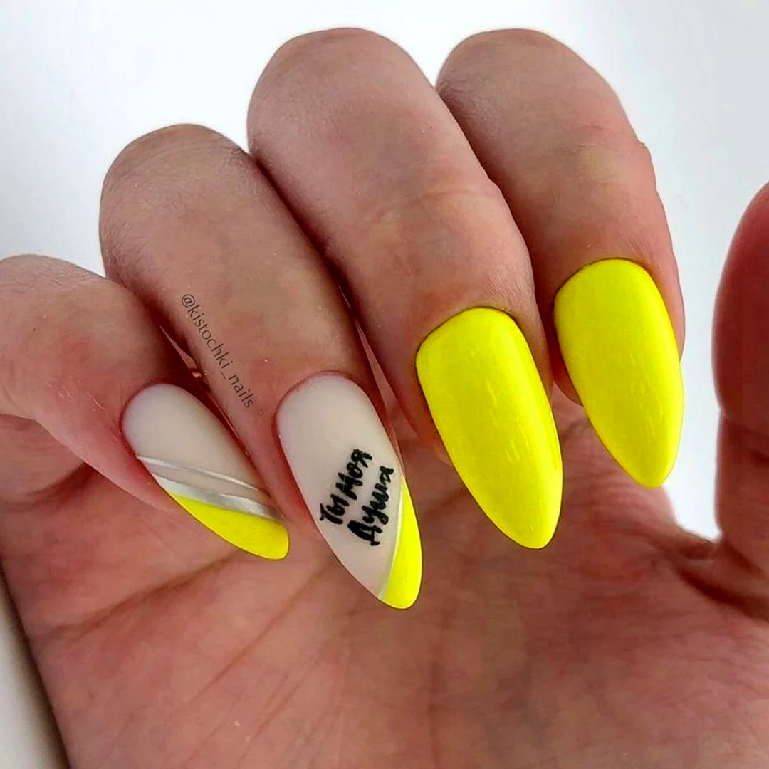 Желтые ногти с надписями