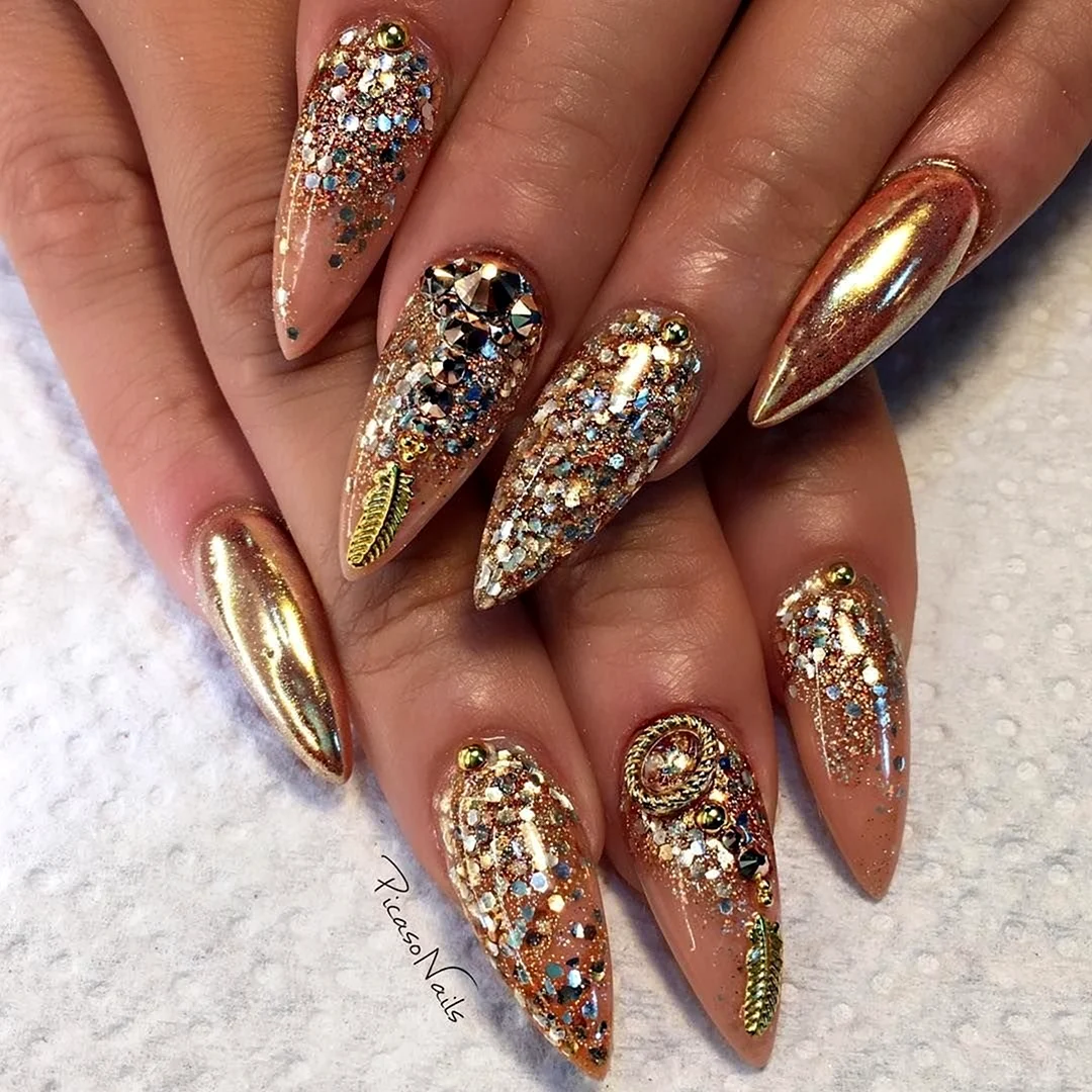 Золотые ногти миндаль