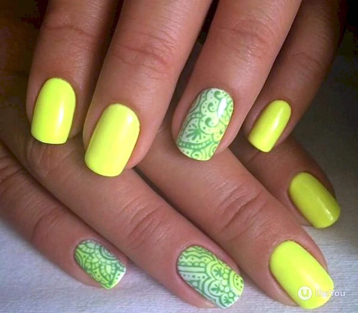 Желто-зеленый маникюр на короткие ногти