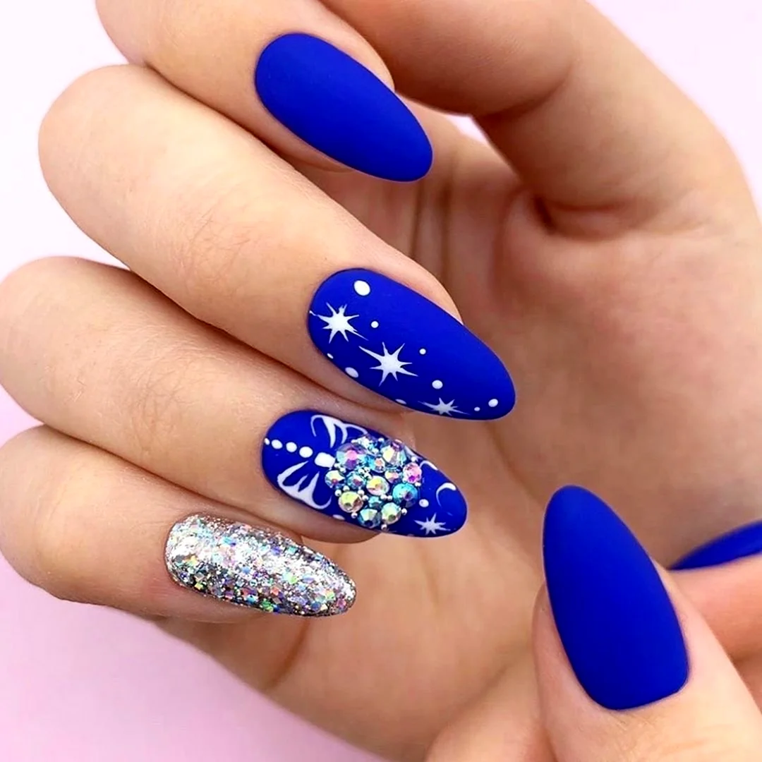Новогодний маникюр синий