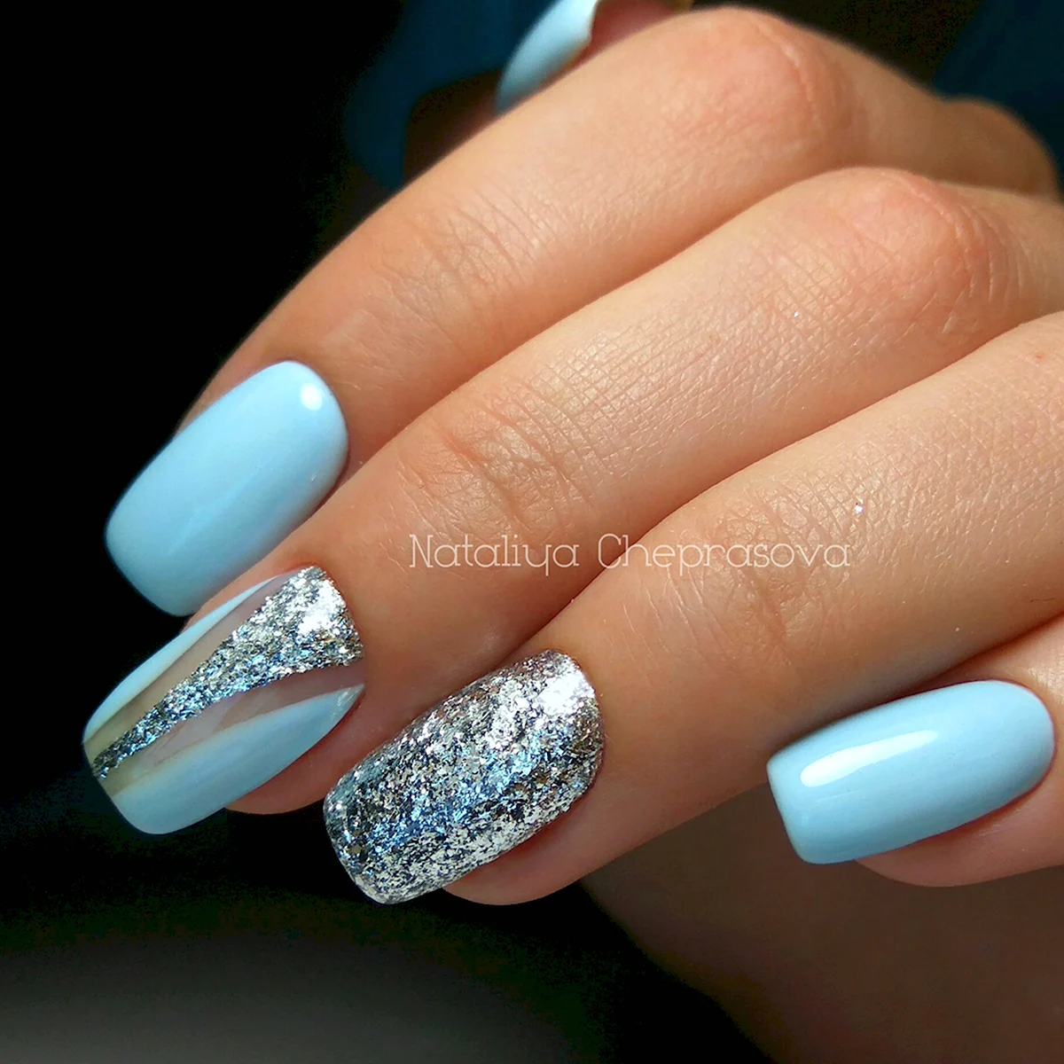 Голубой маникюр с блестками