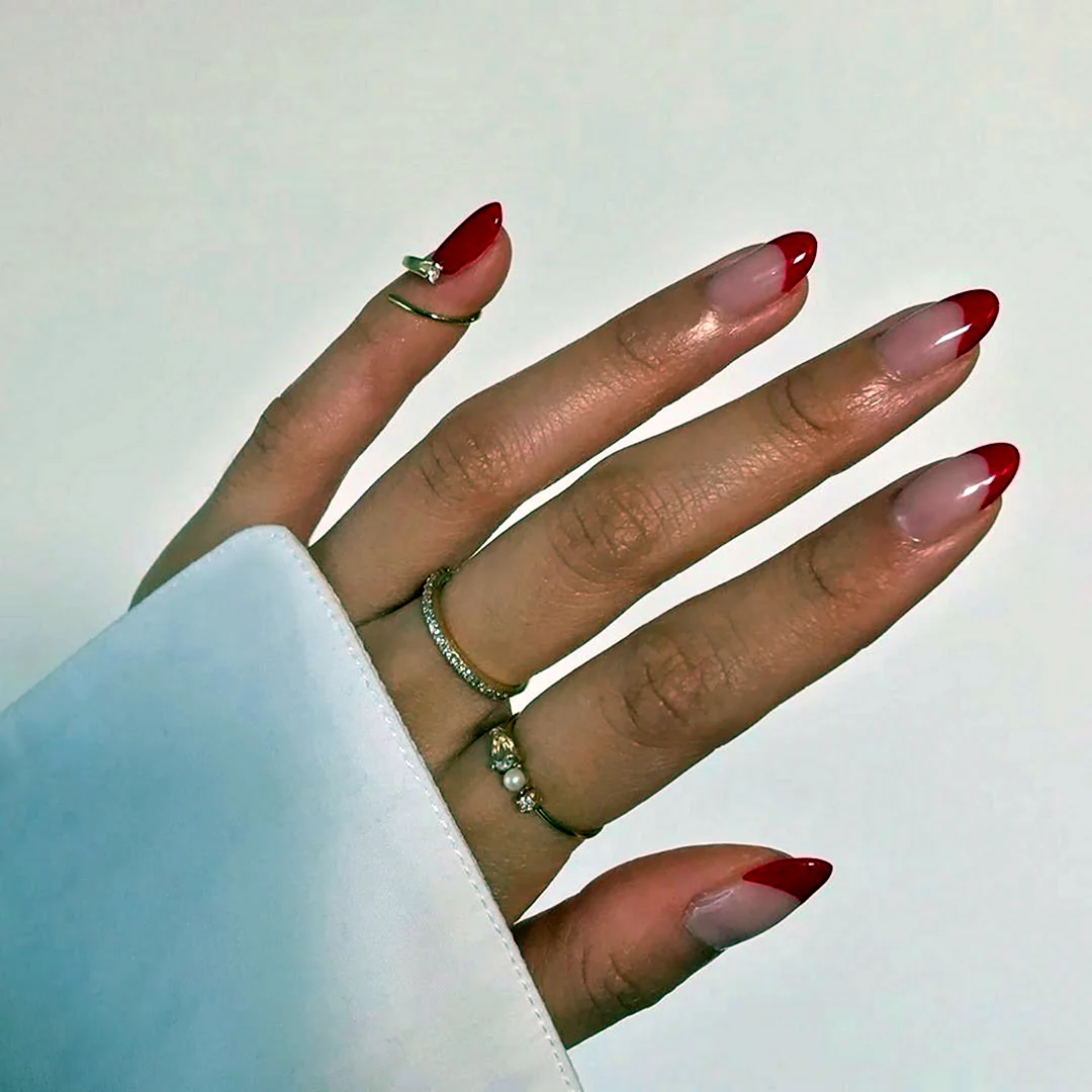 Красный френч на миндалевидных ногтях
