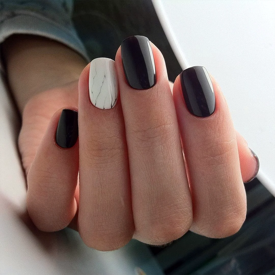 Строгий маникюр для офиса