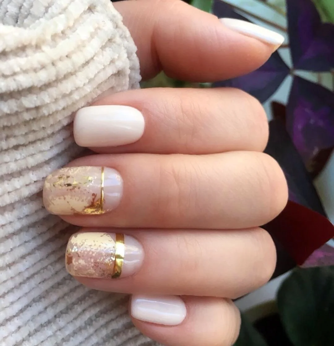 Молочные ногти с фольгой