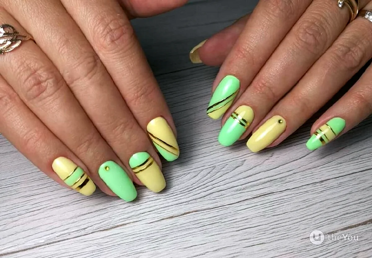 Маникюр салатовый с желтым