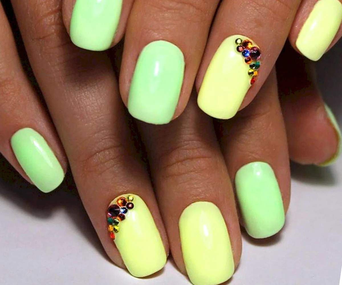 Яркий летний маникюр