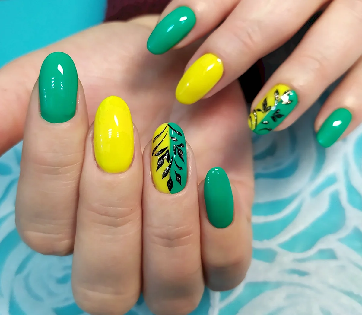 Весенний маникюр разноцветный