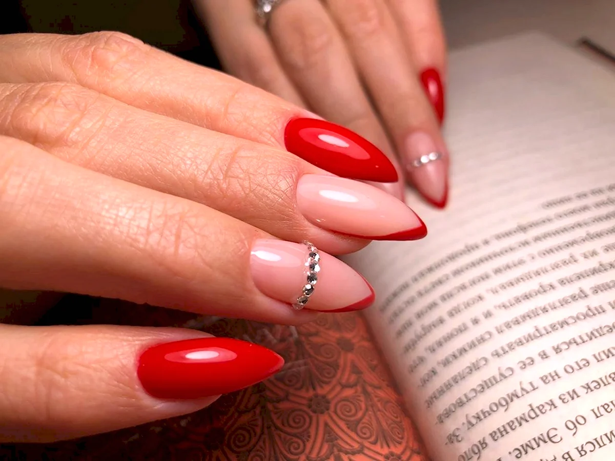 Красный френч 2022 миндаль