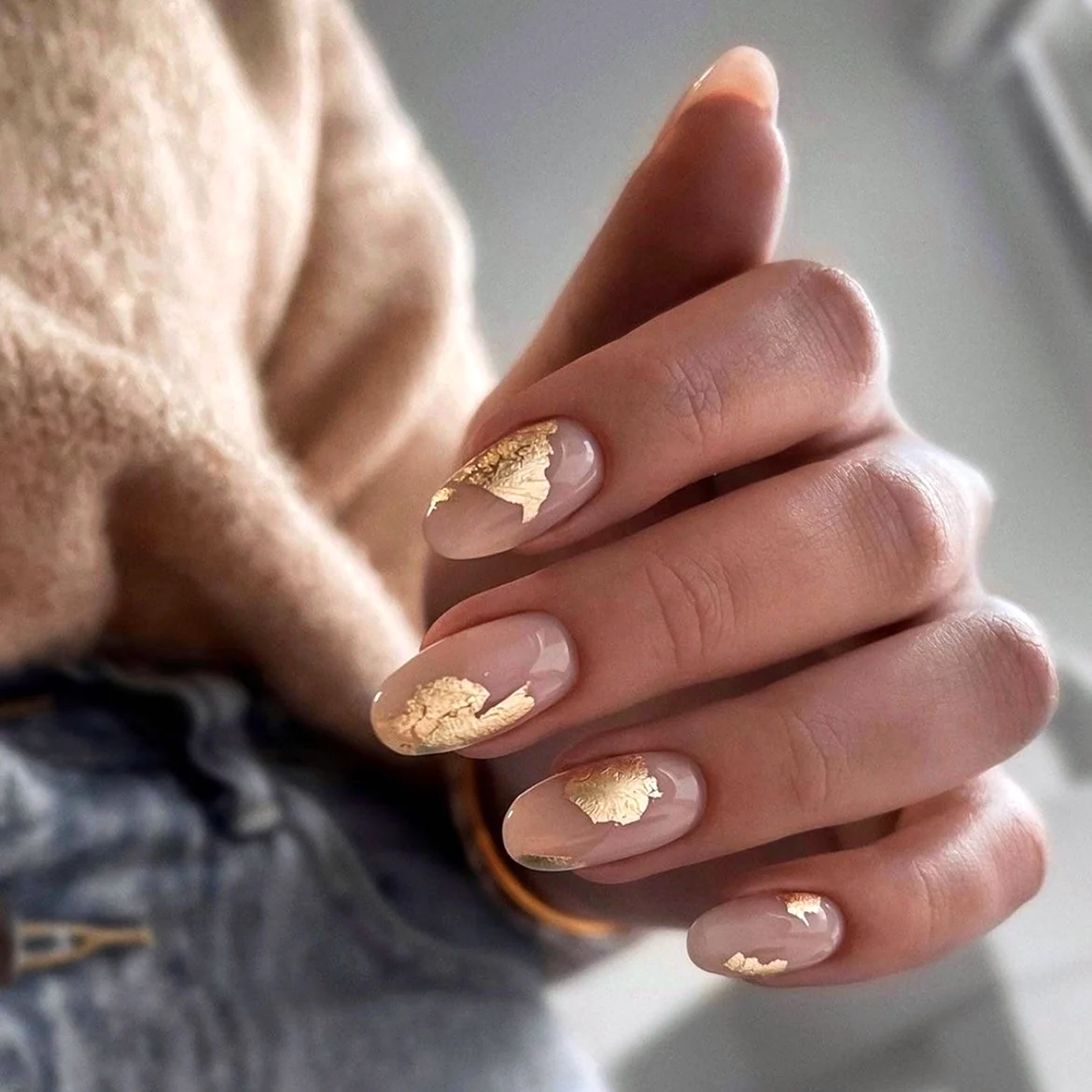 Нюдовый маникюр с поталью 2022