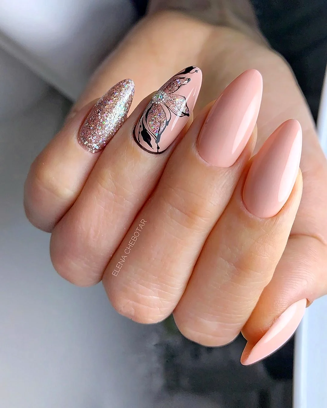 Нюдовый маникюр миндаль