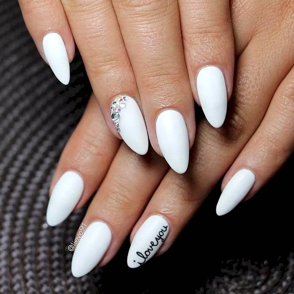 Белый маникюр 2022 миндаль