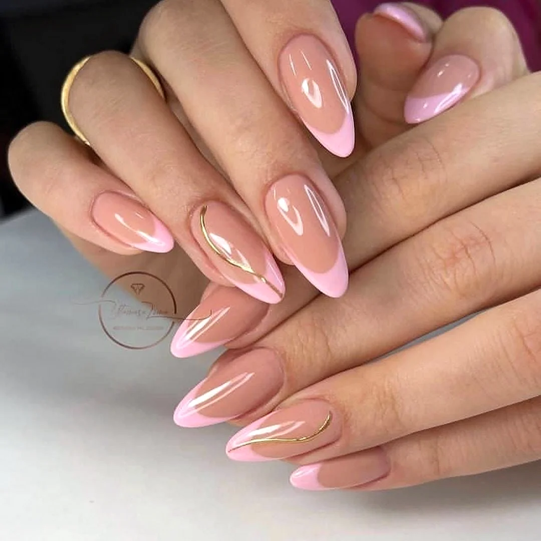 Френч на миндалевидных ногтях 2022