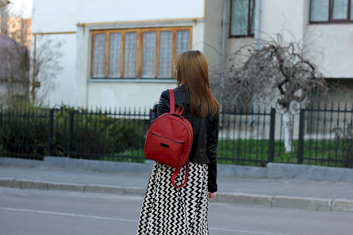 Женщина с рюкзаком