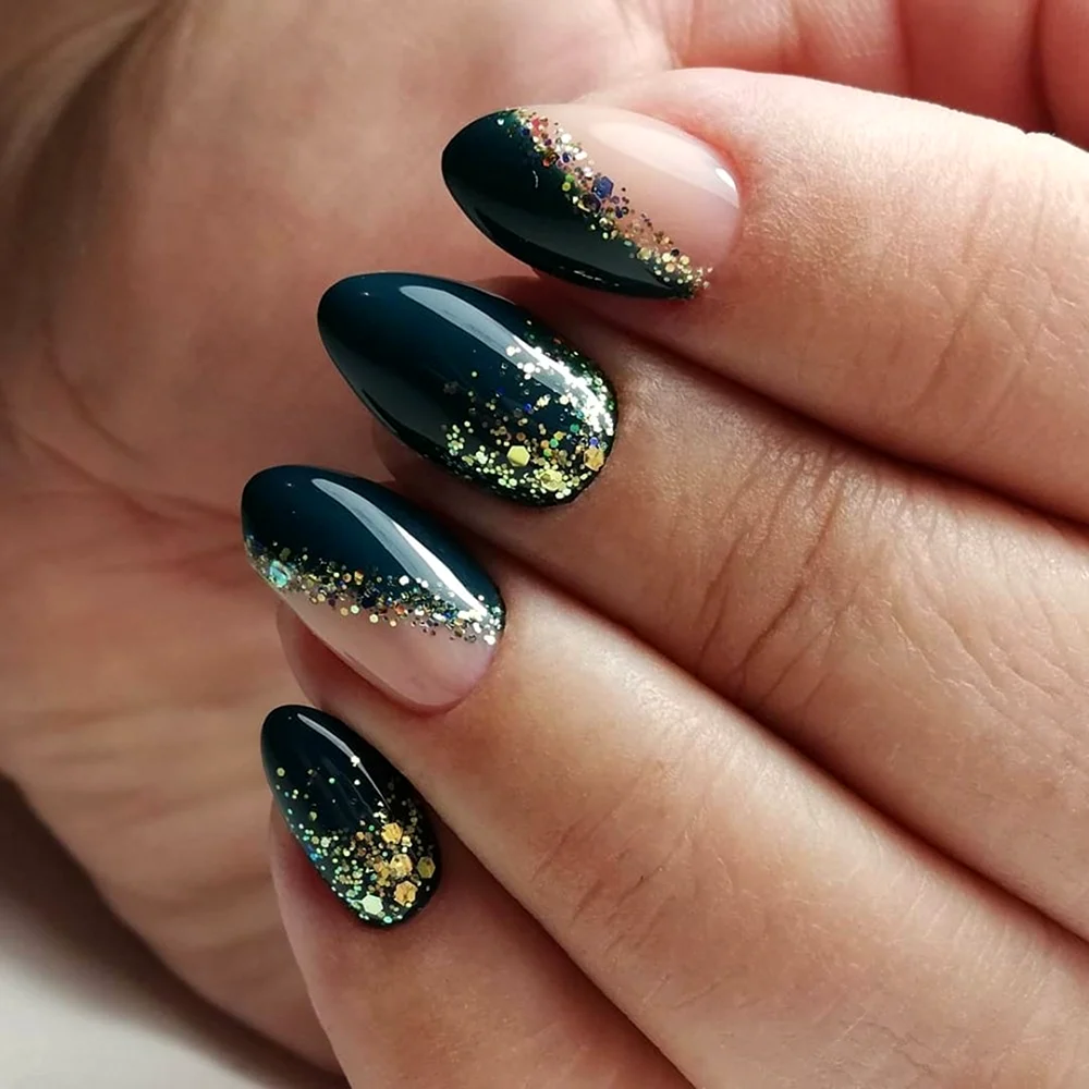 Маникюр изумрудный с золотом 2021