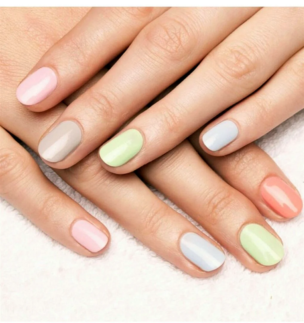 Разноцветный маникюр в пастельных тонах на коротких
