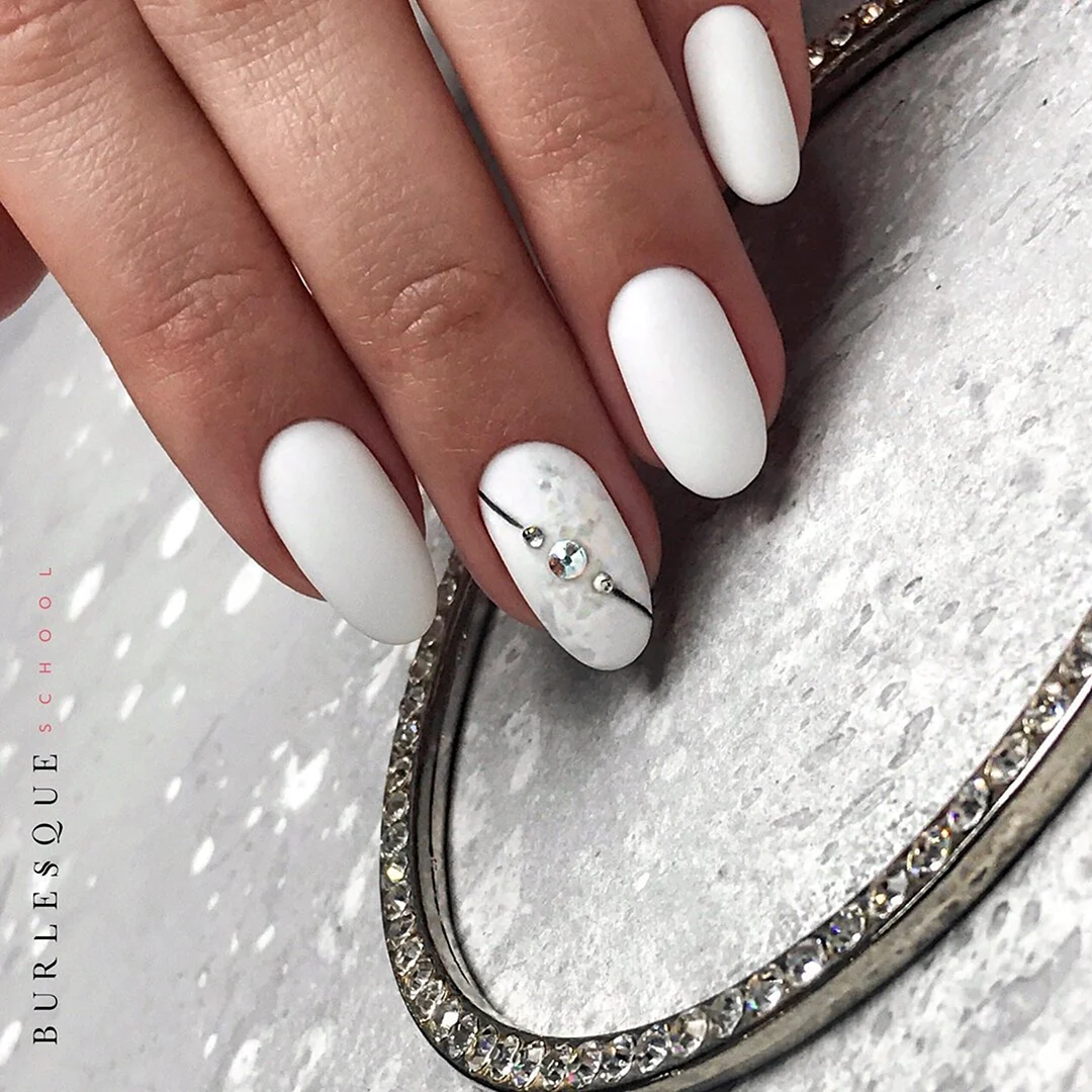 Белые овальные ногти