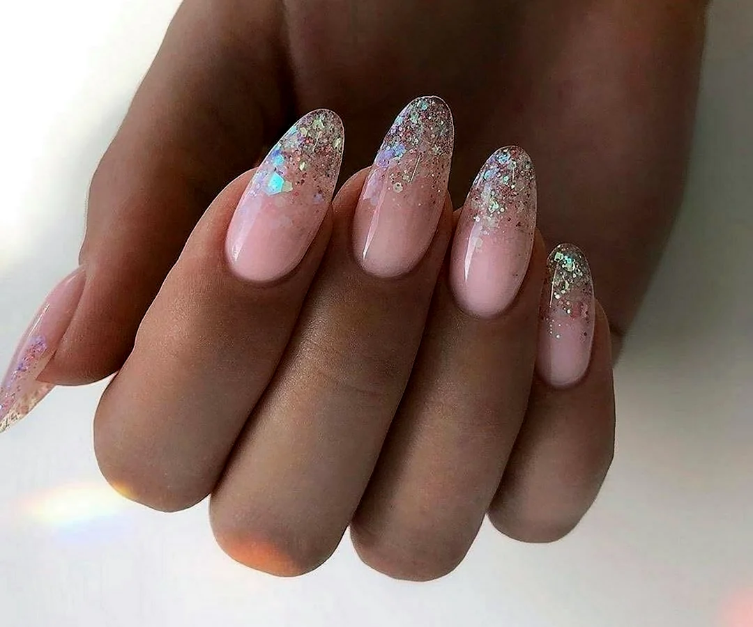 Нежный маникюр с блестками