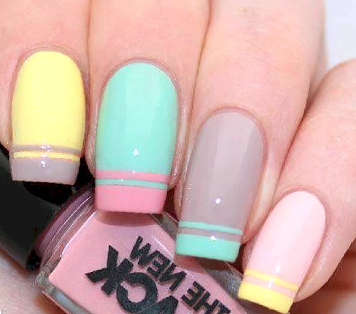 Маникюр с разноцветными полосками