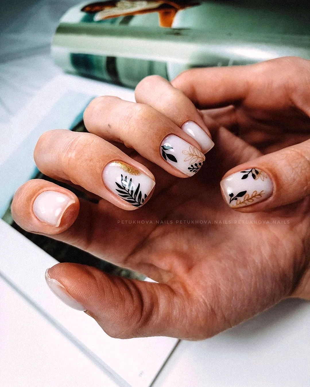 Прозрачный маникюр с листочком