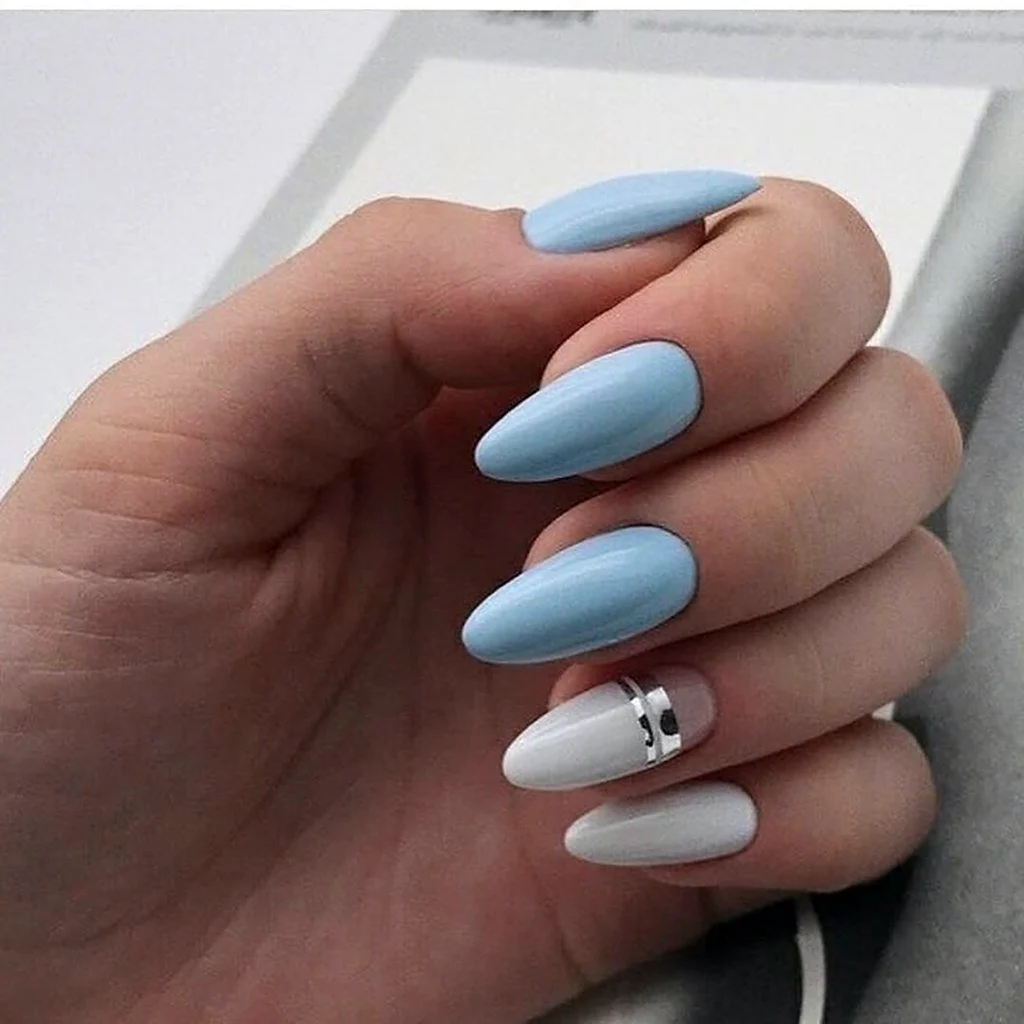 Голубой маникюр 2022 миндаль
