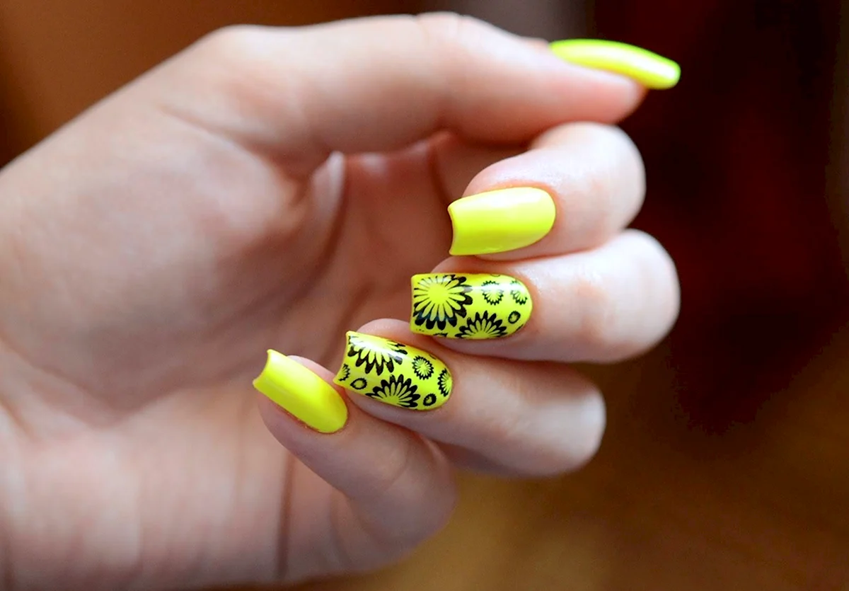 Маникюр лимонного цвета
