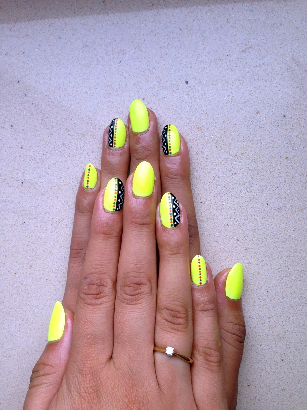 Ногти яркие ядовитые желтые