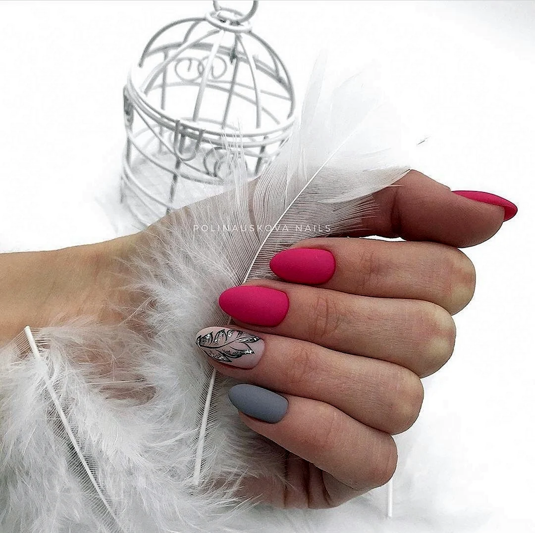 Маникюр с перышком