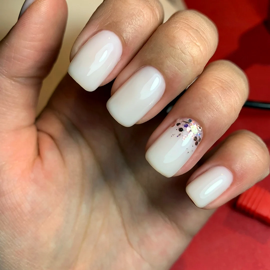 Ногти короткие квадратные молочные