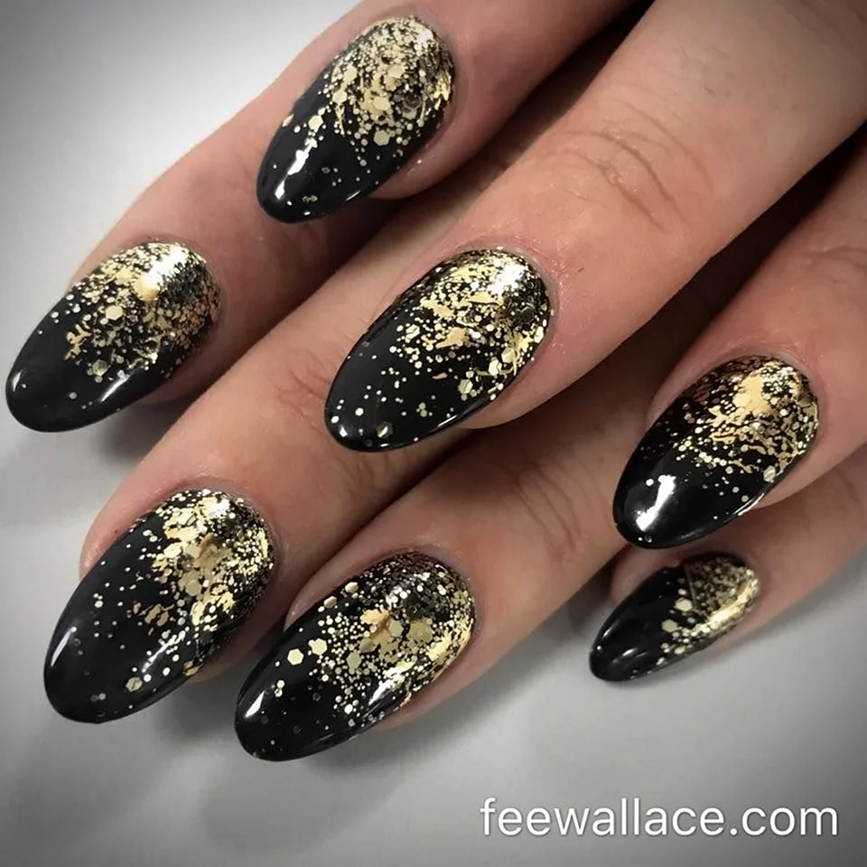 Маникюр чёрный с золотом